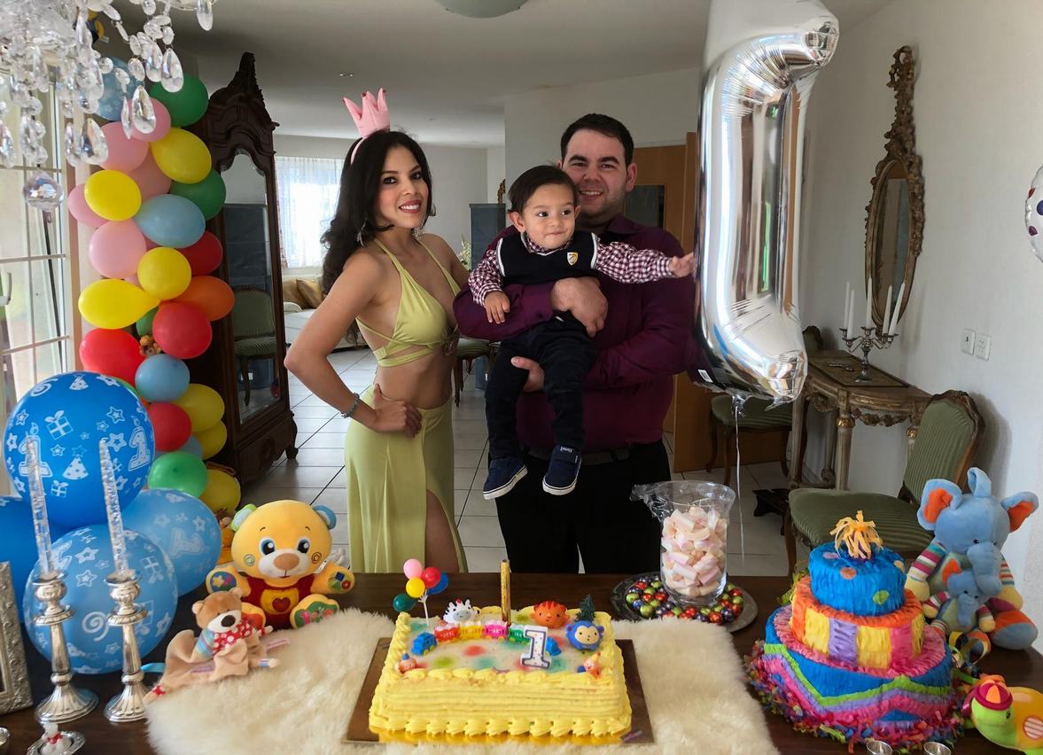 Samuel Hofstetter  junto a su mamá Sthefania Puentes Ortega y su padre Philipp Hofstetter.